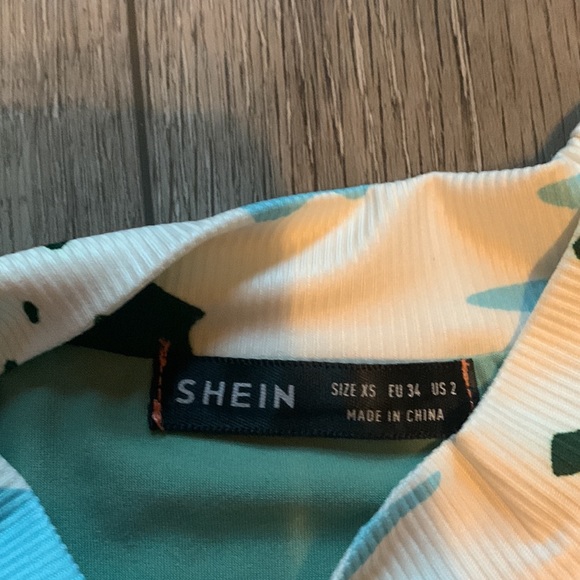 Adorable cropped tank top! - Picture 2 of 3